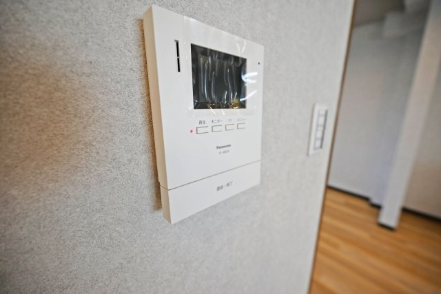 豊中市大島町1丁目中古一戸建て│4LDK＋並列駐車2台可の設備|TVモニター付インターホンで、来訪者を映像で確認でき安心です。