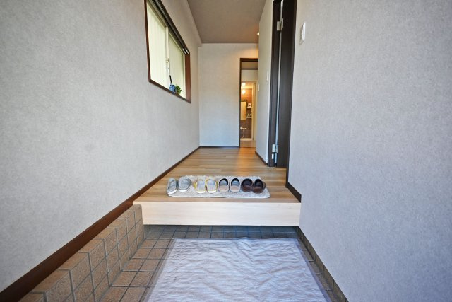 豊中市大島町1丁目中古一戸建て│4LDK＋並列駐車2台可の玄関|使い勝手の良い広さを確保した玄関は、靴の脱ぎ履きもスムーズに行えます。