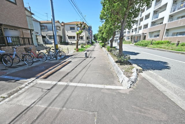 豊中市大島町1丁目中古一戸建て│4LDK＋並列駐車2台可の前面道路含む現地写真|近隣に小・中学校があるため、お子さまの通学負担が少なく、安心してお住まいいただけます。