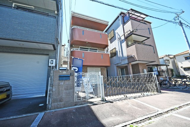 豊中市大島町1丁目中古一戸建て│4LDK＋並列駐車2台可の外観|周辺にはスーパーやコンビニなどの生活利便施設が充実しており、毎日のお買い物も快適です。暮らしに必要な施設が身近に揃った、利便性の高い住環境が魅力です。