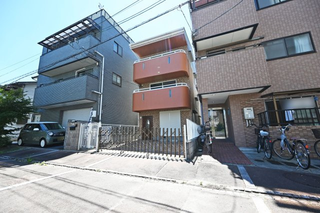 豊中市大島町1丁目中古一戸建て│4LDK＋並列駐車2台可の外観|ご不明な税金・諸費用についても丁寧にサポートいたします。現地見学で、住まいのイメージやご希望をぜひお聞かせください。