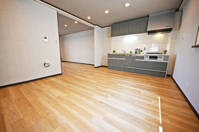 豊中市大島町1丁目中古一戸建て│4LDK＋並列駐車2台可の居間・リビング|LDK約21.5帖
家具のレイアウトがしやすい整った間取りで、ライフスタイルに合わせた快適な住空間を演出できます。お好みのインテリアを取り入れながら、心地よい暮らしを実現していただけます。