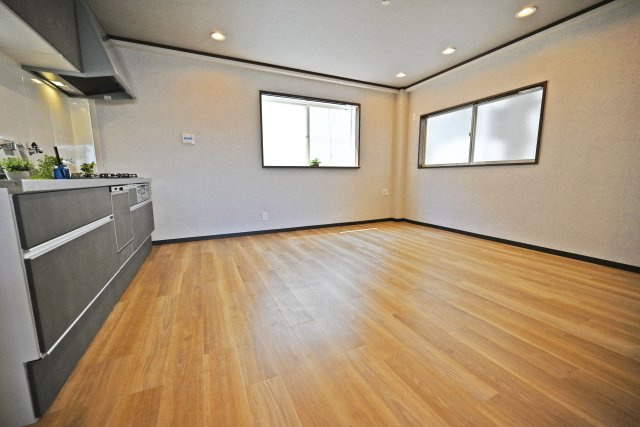 豊中市大島町1丁目中古一戸建て│4LDK＋並列駐車2台可のキッチン|ダイニングテーブルを配置すれば、ご家族やご友人が自然と集まる心地よい空間に。団らんの時間をより豊かに彩る空間を演出できます。