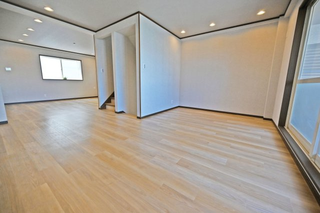 豊中市大島町1丁目中古一戸建て│4LDK＋並列駐車2台可のダイニング|お好みのソファやテレビを配置し、ご家族がゆったり過ごせる心地よいリビングづくりをお楽しみいただけます。