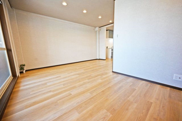 豊中市大島町1丁目中古一戸建て│4LDK＋並列駐車2台可のダイニング|日当たりと風通しに恵まれた、2階リビングの住まいです。