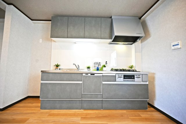 豊中市大島町1丁目中古一戸建て│4LDK＋並列駐車2台可のキッチン|壁付タイプのシステムキッチンで作業に集中できるので、毎日の調理も快適に行えます。