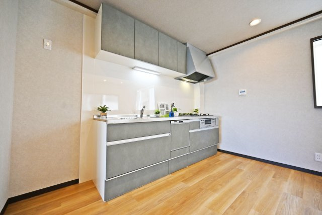 豊中市大島町1丁目中古一戸建て│4LDK＋並列駐車2台可のキッチン|上部・下部に収納を確保しているため、使い勝手よく調理が行えます。