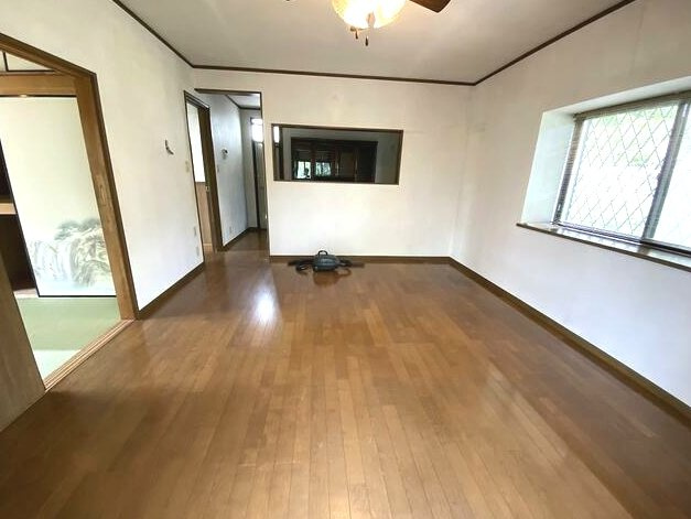 大網白里市柳橋　中古戸建の居間・リビング|敷地約72坪 ウッドデッキ・サンルーム付 太陽光発電 オール電化平成11年築