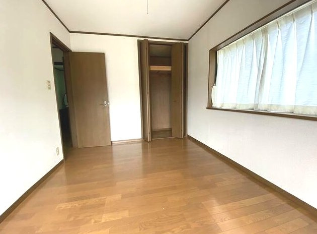 大網白里市柳橋　中古戸建の洋室|敷地約72坪 ウッドデッキ・サンルーム付 太陽光発電 オール電化平成11年築