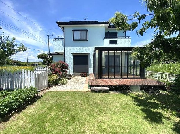 大網白里市柳橋　中古戸建の庭|敷地約72坪 ウッドデッキ・サンルーム付 太陽光発電 オール電化平成11年築