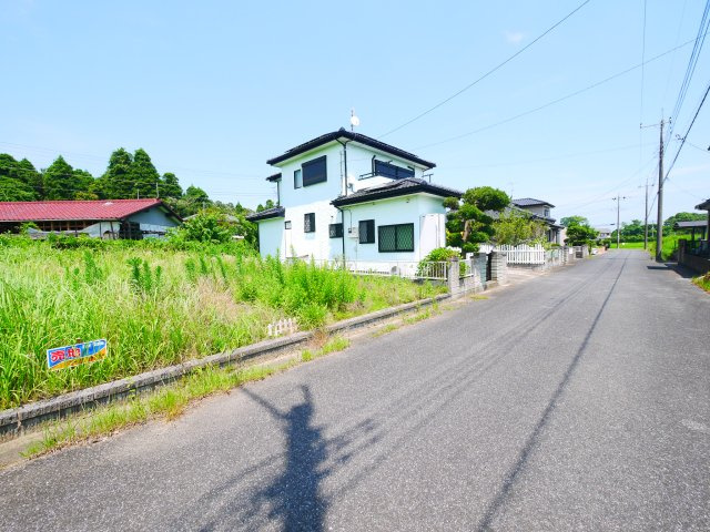 大網白里市柳橋　中古戸建の前面道路含む現地写真|敷地約72坪 ウッドデッキ・サンルーム付 太陽光発電 オール電化平成11年築