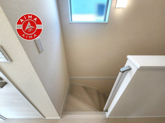 福岡市東区三苫2丁目第2-3棟（3号棟）の内装|＜手すり付階段＞手すりがないと階段の昇り降りで危険なことはもちろん、壁に手をつきながら歩くことで壁紙が汚れやすくなります。すべての方に快適に昇り降りしていただくため、手すりを設置しました。