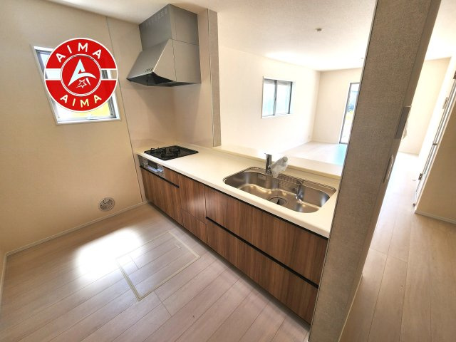 福岡市東区三苫2丁目第2-3棟（3号棟）のキッチン|ダイニングテーブルへの配膳がラクラク、お料理はかどるカウンター付きシステムキッチン！