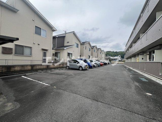 マリオーネ八千代の駐車場|高崎、前橋エリアのお部屋探しはエンドスケープまで！お客様の理想お聞かせ下さい♪