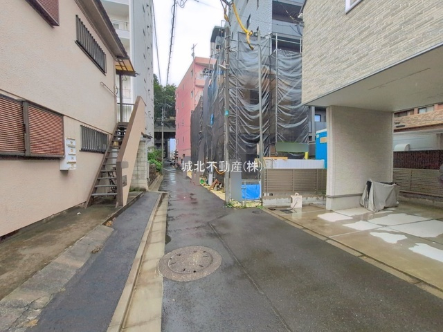 杉並区下高井戸1丁目 限定1棟の前面道路含む現地写真|伸びやかな西側2.96㎡私道に面する限定1棟
桜上水の生活しやすい住環境です