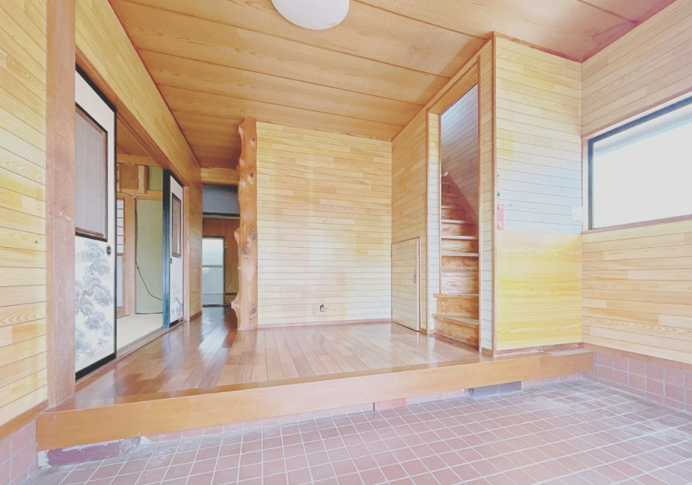 中古戸建　富士宮市小泉　土地面積278.66㎡ (84.29坪)の玄関