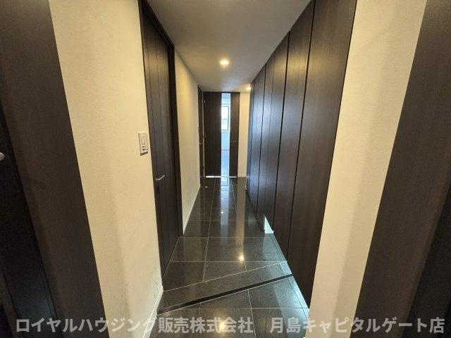 廊下の壁一面は、収納完備