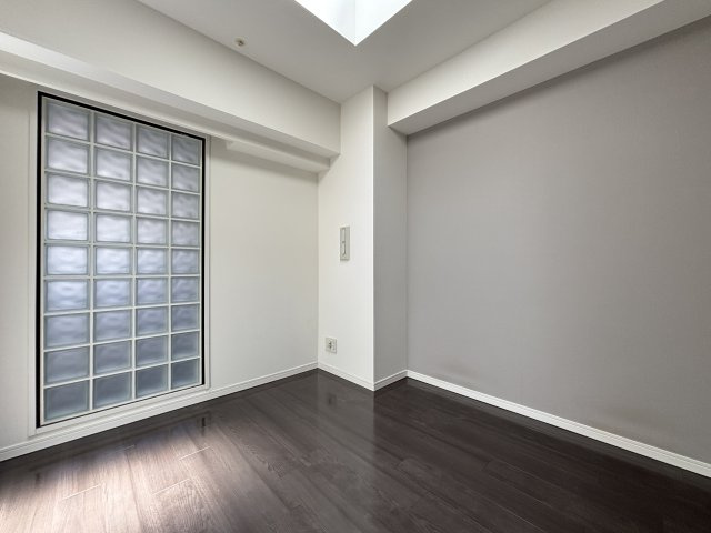 天窓もあり、明るいお部屋です。