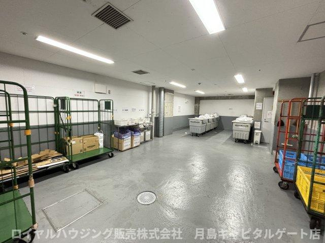 廊下の壁一面は、収納完備