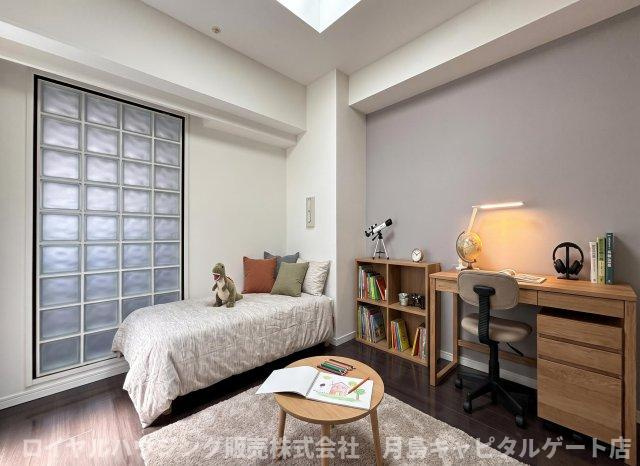 天窓もあり、明るいお部屋です。
本画像はCG作成しており、実際に現地に家具は置かれておりません。また、価格に家具は含まれておりません。（約5.5帖の洋室）