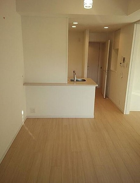 インプレストコア四谷坂町の居間・リビング|人気のカウンターキッチン