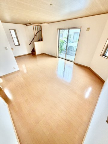川口市安行領根岸中古戸建の居間・リビング