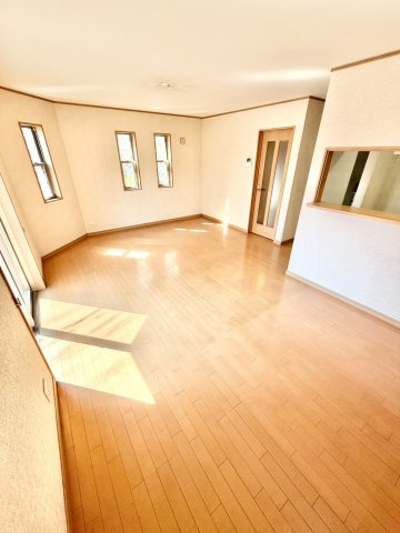 川口市安行領根岸中古戸建の居間・リビング