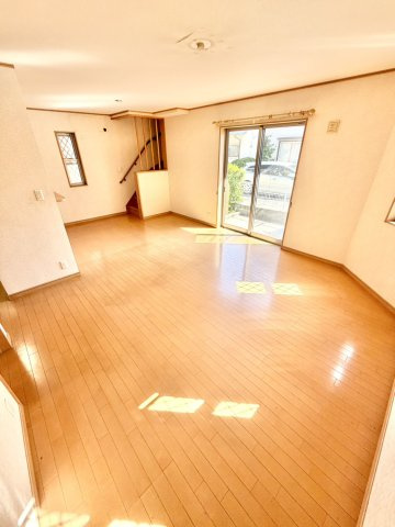 川口市安行領根岸中古戸建の居間・リビング