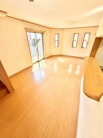 川口市安行領根岸中古戸建の居間・リビング