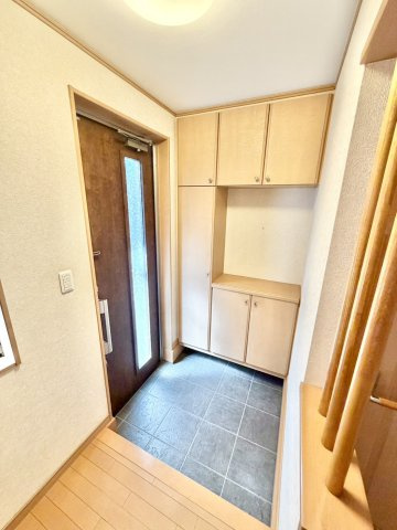川口市安行領根岸中古戸建の玄関