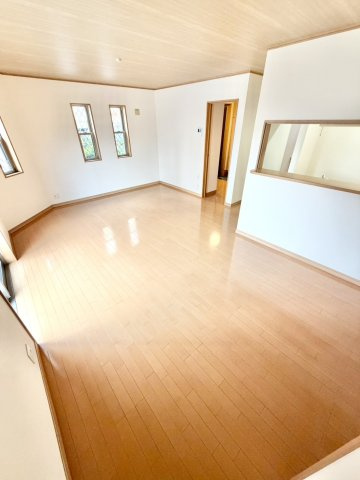 川口市安行領根岸中古戸建の居間・リビング