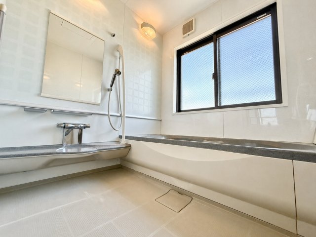 江戸川区鹿骨1丁目売戸建の浴室|ホテルライクな広さを感じられる1.2坪バスで、ワンランク上のくつろぎを。
