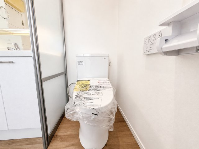 江戸川区鹿骨1丁目売戸建のトイレ|スタイリッシュなデザインと機能性を兼ね備えた、快適なレストルームです。