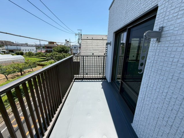 江戸川区鹿骨1丁目売戸建のバルコニー|明るい陽射しと心地よい風が暮らしを彩る、開放感あふれるバルコニーです。