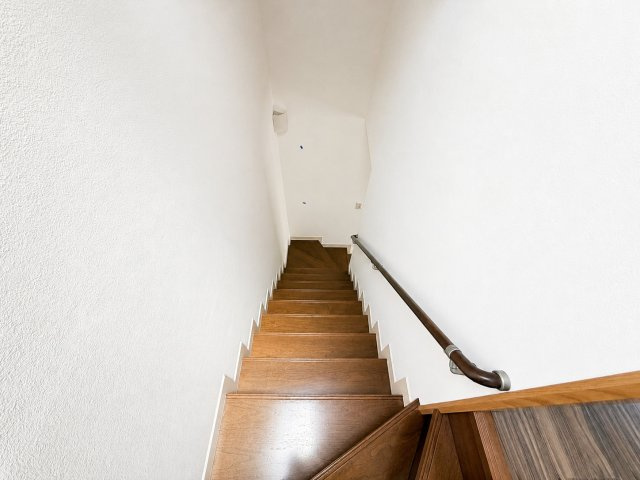 江戸川区鹿骨1丁目売戸建のその他|安全性に配慮した手すり付き階段で、小さなお子さまやご高齢の方も安心です。