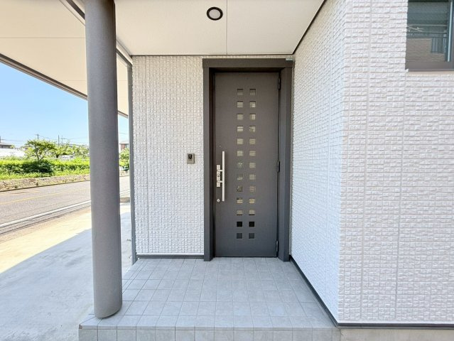 江戸川区鹿骨1丁目売戸建の玄関|住まいの第一印象を彩る、清潔感と重厚感を兼ね備えたエントランスです。