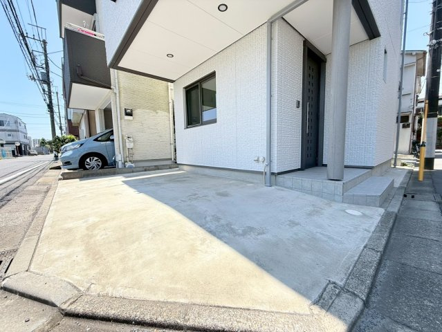 江戸川区鹿骨1丁目売戸建の駐車場|前面道路との高低差が少なく、毎日の駐車も快適に行えます。