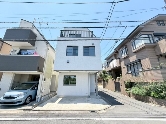 江戸川区鹿骨1丁目売戸建の前面道路含む現地写真|街並みに映える洗練された外観。角地ならではの開放感が住まいの価値を高めます。