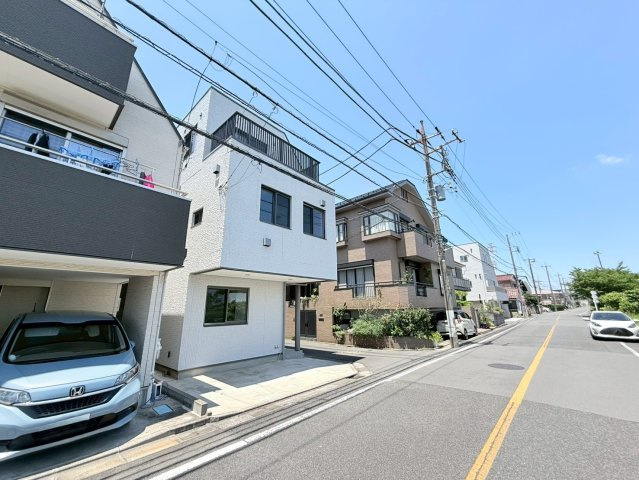 江戸川区鹿骨1丁目売戸建の前面道路含む現地写真|二面道路に面した角地で、採光・通風ともに良好。毎日が心地よい住まいです。