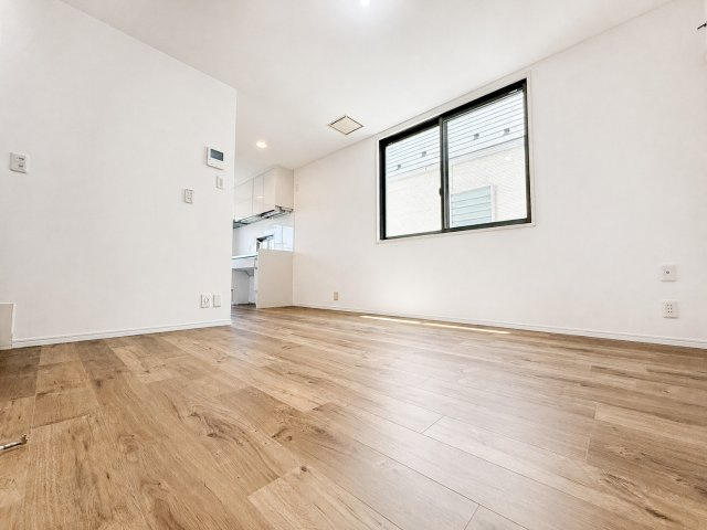 江戸川区鹿骨1丁目売戸建の居間・リビング|木目が美しいフローリングが、家族団らんを優しく包み込む心地よいリビングです。
