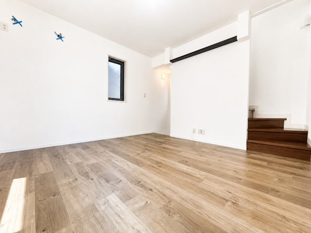 江戸川区鹿骨1丁目売戸建の居間・リビング|大きな窓から自然光が差し込む、明るく開放感あふれるリビング空間です。