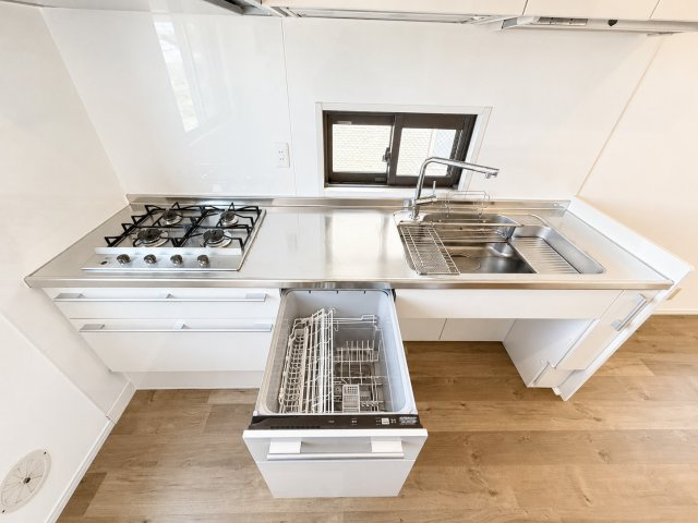 江戸川区鹿骨1丁目売戸建のキッチン|家事効率を高める食洗機付き。暮らしにゆとりを生み出す設備が整っています。