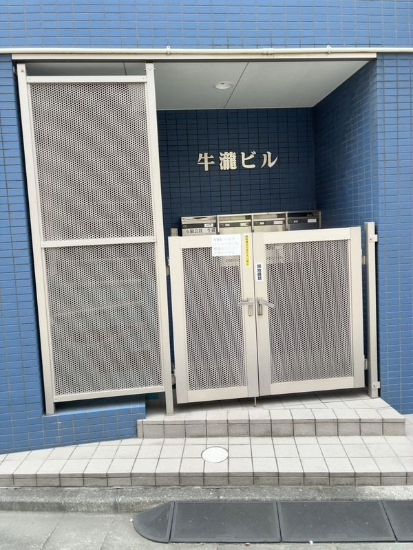 牛瀧ビルのエントランス