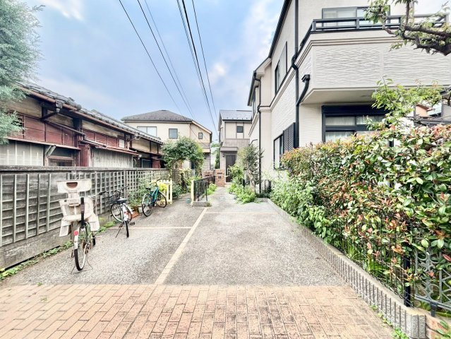 杉並区西荻南1丁目　中古戸建の前面道路含む現地写真|現地写真

現地ご見学希望・資料請求などお気軽にお問い合わせ下さい！
03-5990-5201
