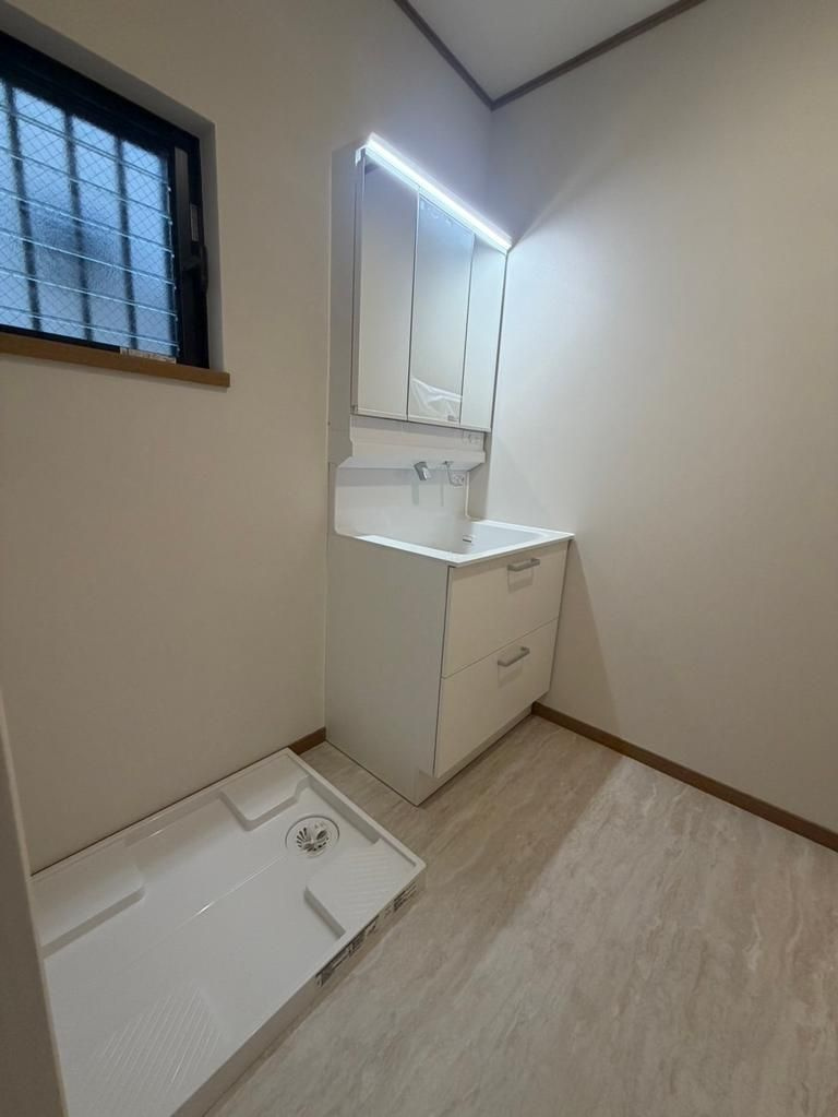杉並区西荻南1丁目　中古戸建の独立洗面台|現地写真

現地ご見学希望・資料請求などお気軽にお問い合わせ下さい！
03-5990-5201