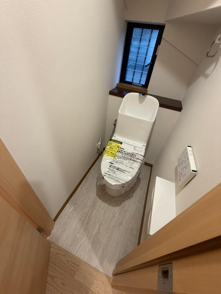 杉並区西荻南1丁目　中古戸建のトイレ|現地写真

現地ご見学希望・資料請求などお気軽にお問い合わせ下さい！
03-5990-5201