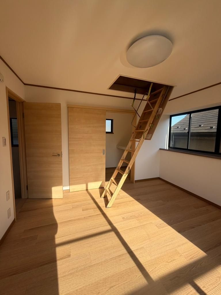 杉並区西荻南1丁目　中古戸建の洋室|現地写真

現地ご見学希望・資料請求などお気軽にお問い合わせ下さい！
03-5990-5201