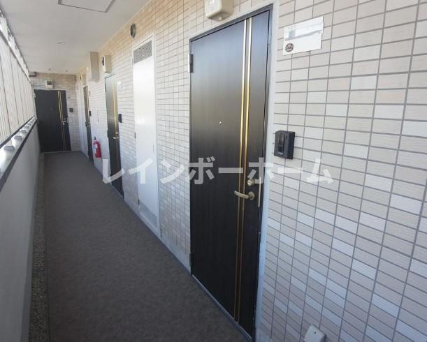 特典：仲介手数料が無料です!!の玄関|明るい玄関です