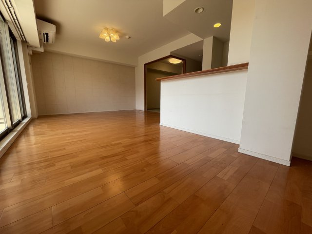 【居間・リビング】 | デュオヒルズ新所沢駅前　3階　新所沢駅　徒歩2分 | 広々リビング、開放感がすばらしい！