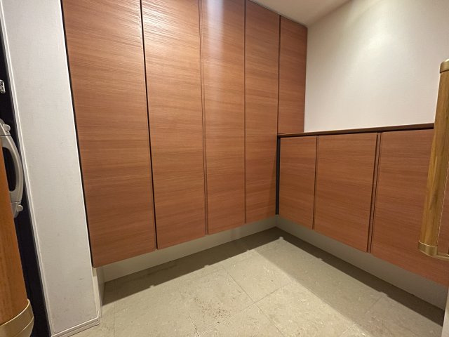 【玄関】 | デュオヒルズ新所沢駅前　3階　新所沢駅　徒歩2分 | この大きさのシューズボックスは、マンションには珍しいですね。